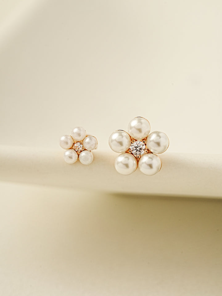 14K Gold Internally Threaded Lovely Pearl Flower Labret Piercing 18G16G