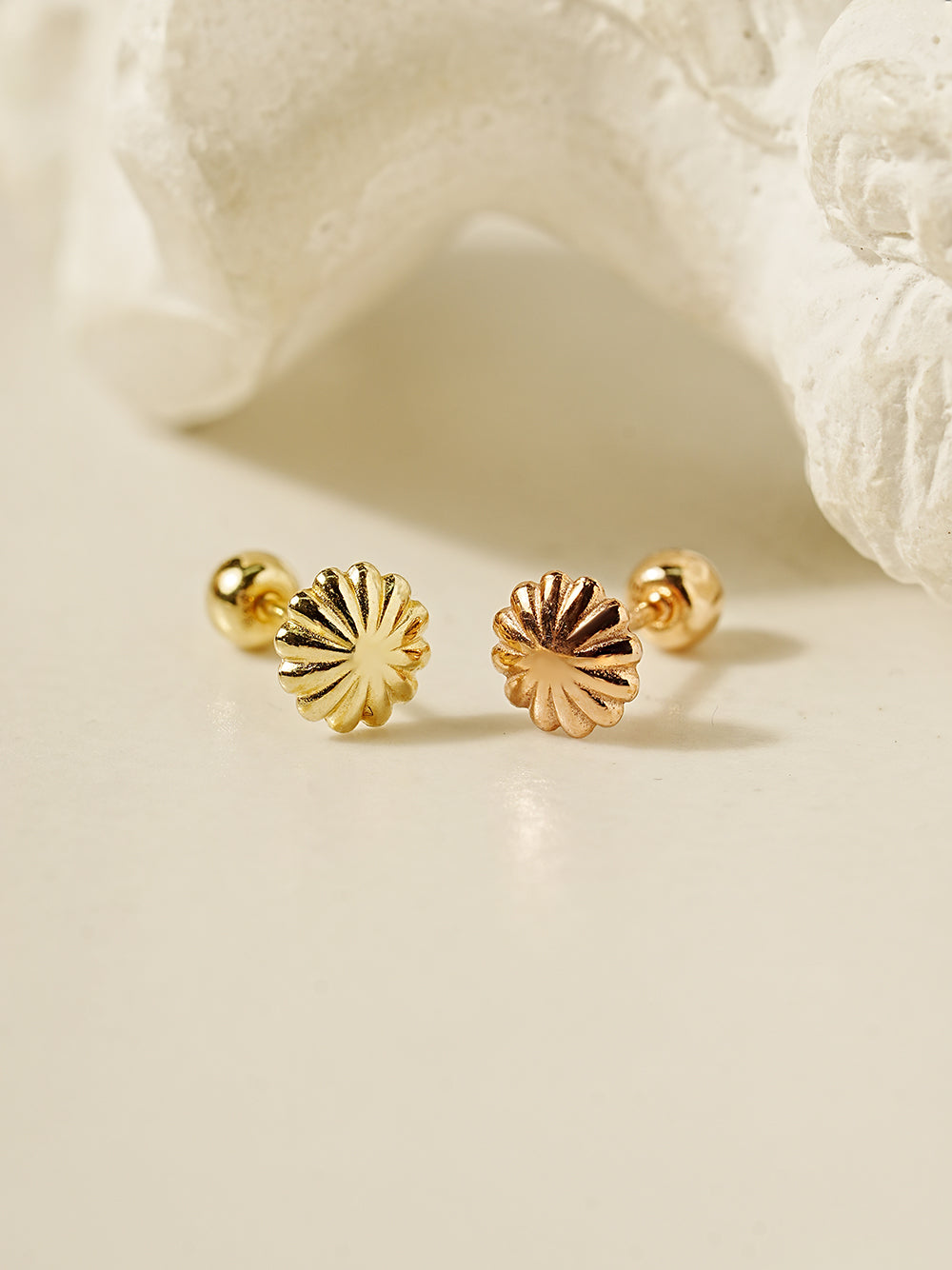 14K Gold Daisy Flower Cartilage Earring 20G