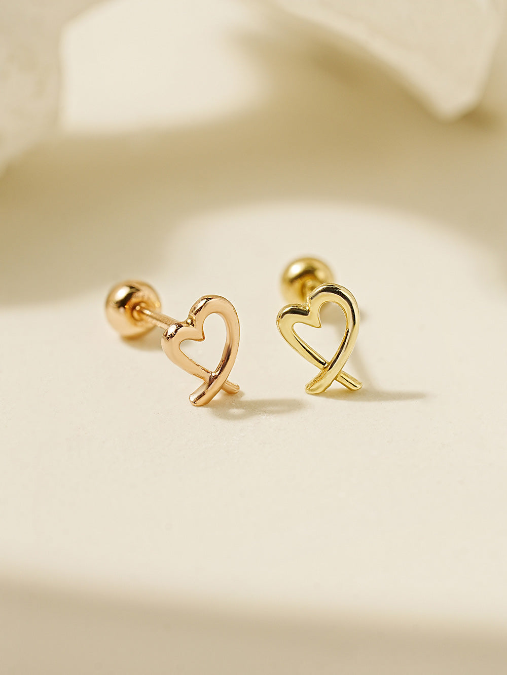 14K Gold Line Heart Shape Cartilage Earring 20G