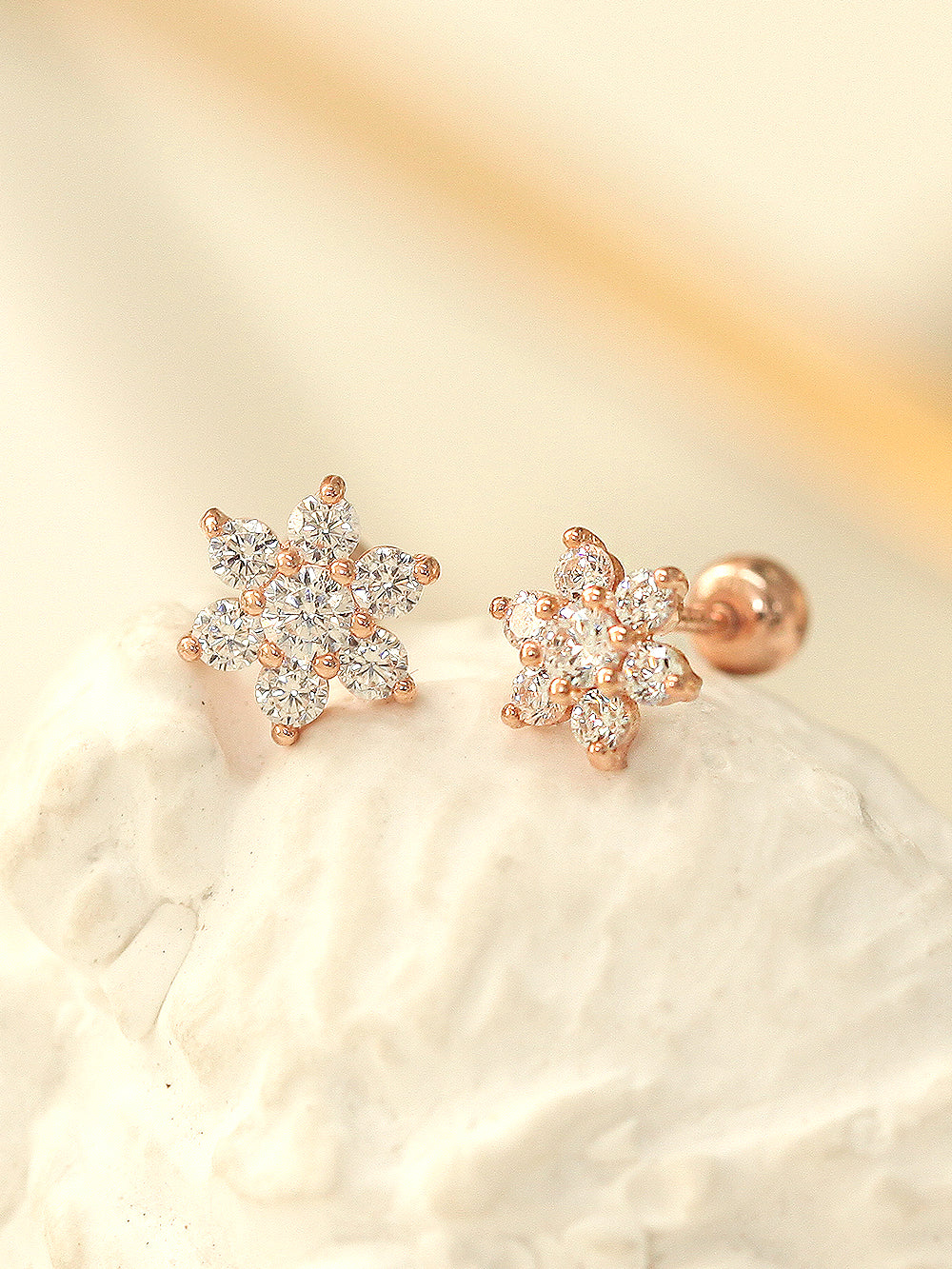 14K gold Lovely Flower cartilage earring 20g