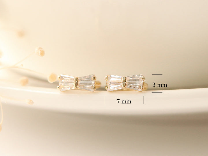 14K Gold Ribbon Cubic Hoop Earring