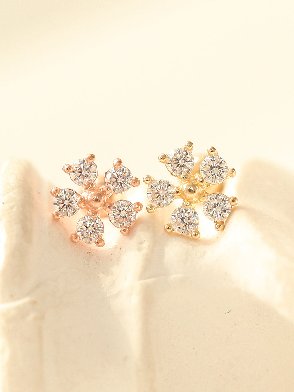 14K gold Mini Daisy Cubic cartilage earring 20g