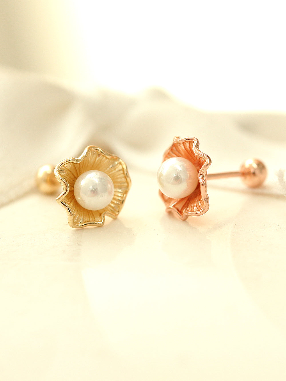 14K gold Clam with Pearls cartilage earring 20g