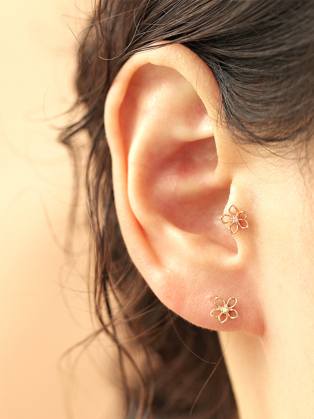 14K gold Point Cubic Daisy cartilage earring 20g