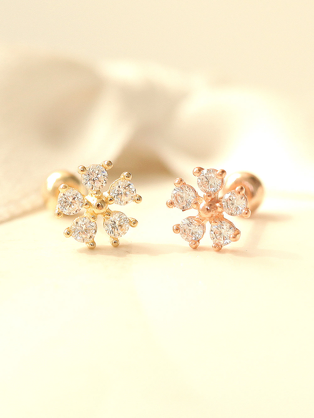 14K gold Mini Daisy Cubic cartilage earring 20g