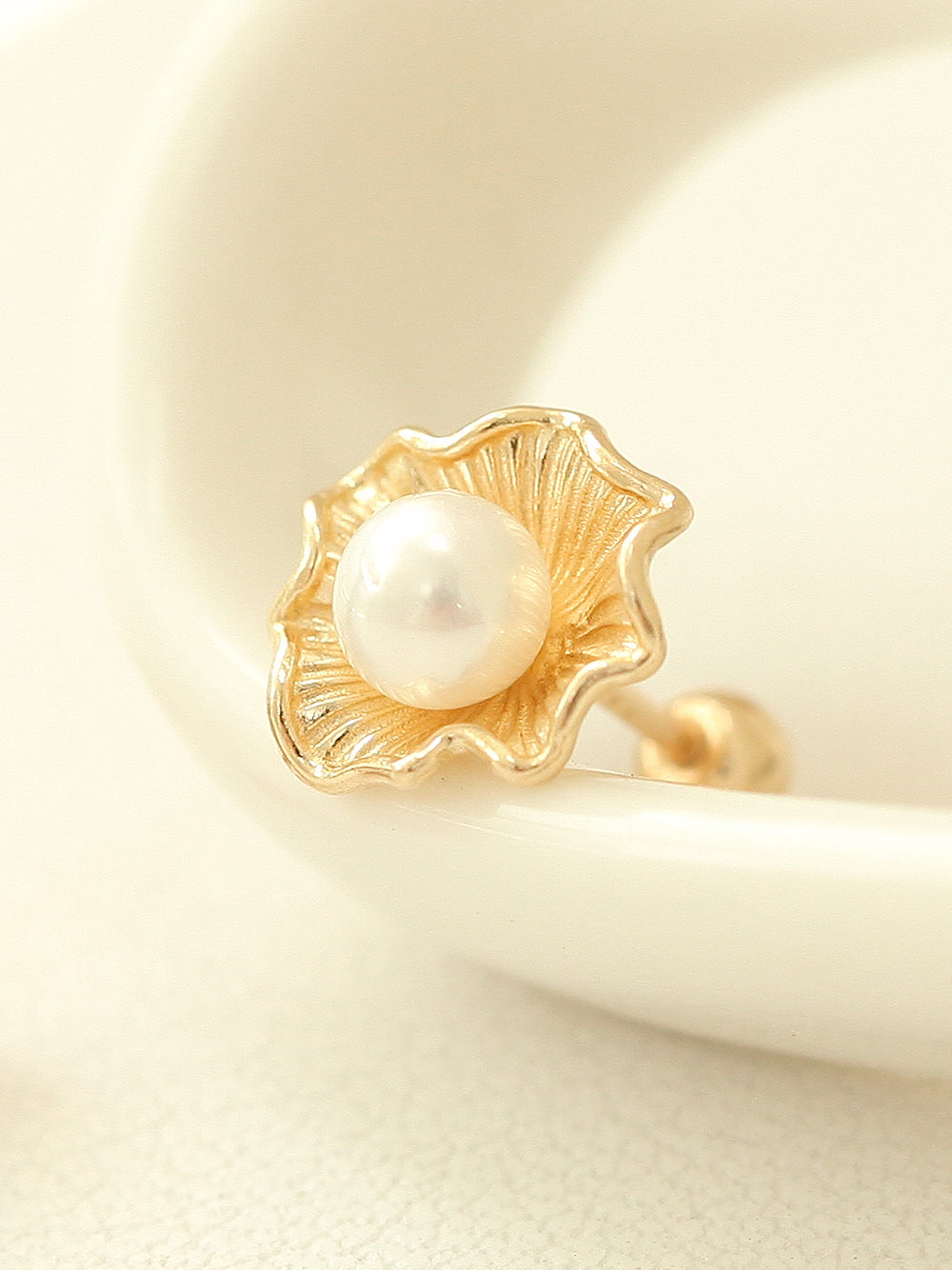 14K gold Clam with Pearls cartilage earring 20g