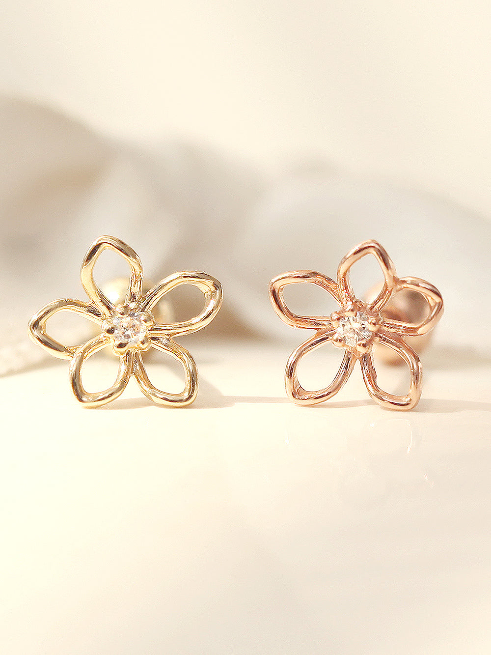 14K gold Point Cubic Daisy cartilage earring 20g