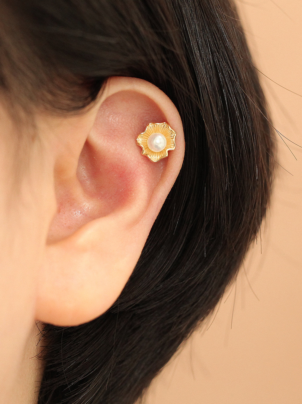 14K gold Clam with Pearls cartilage earring 20g