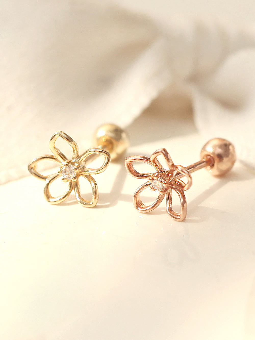 14K gold Point Cubic Daisy cartilage earring 20g