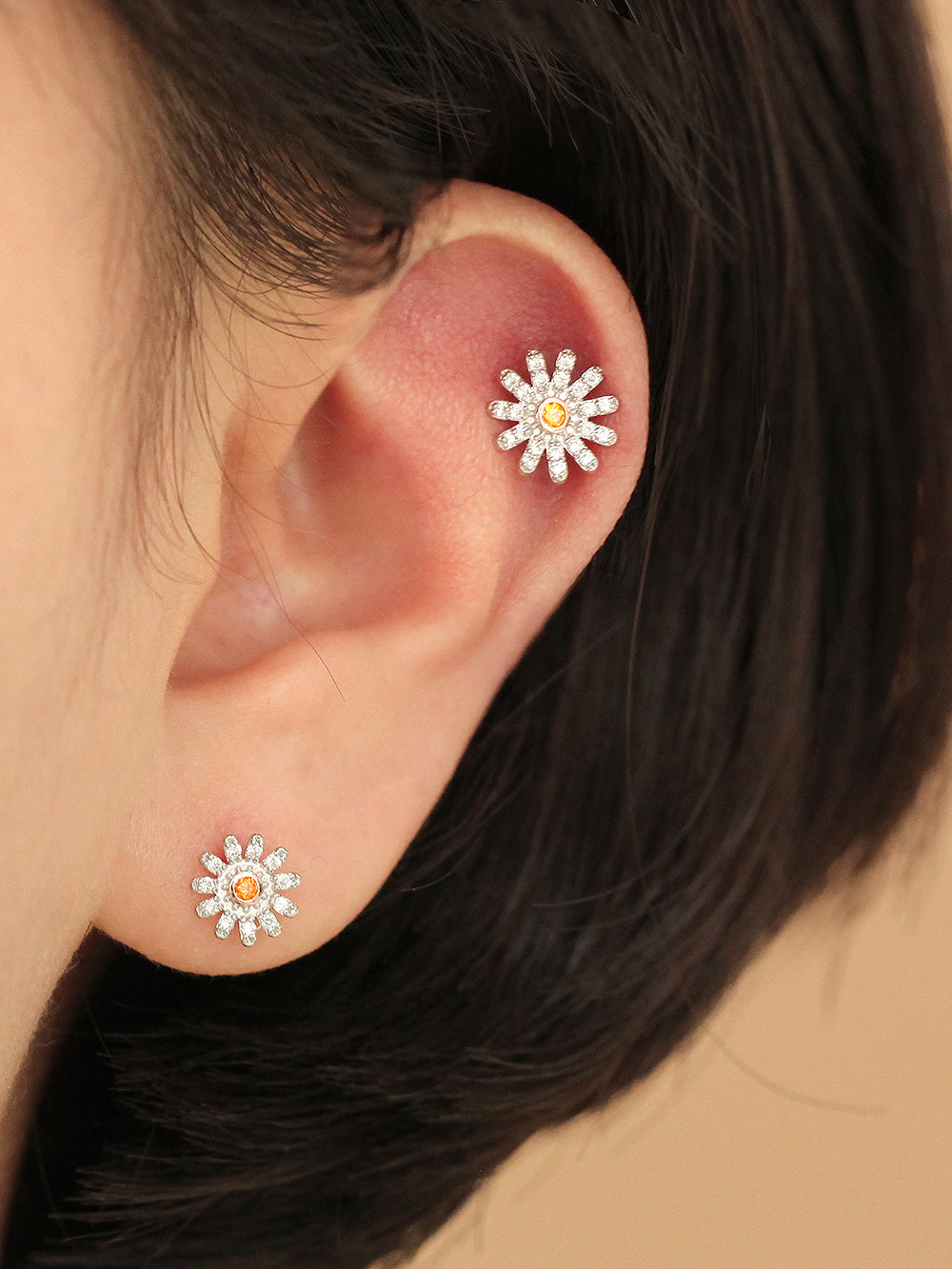 14K gold Cubic Daisy cartilage earring 20g