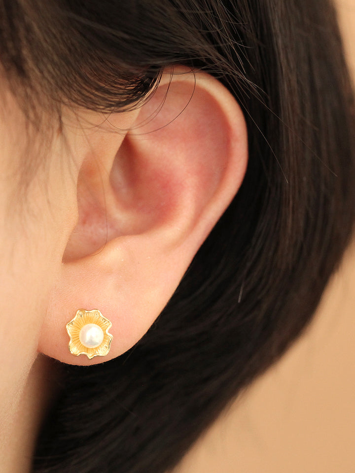 14K gold Clam with Pearls cartilage earring 20g