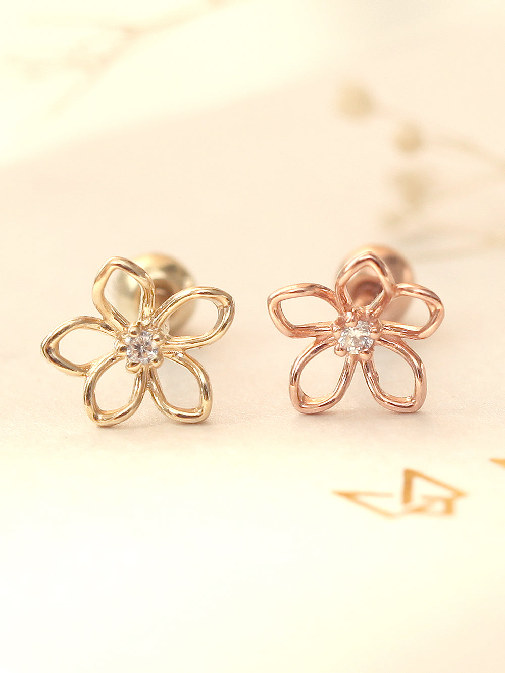 14K gold Point Cubic Daisy cartilage earring 20g