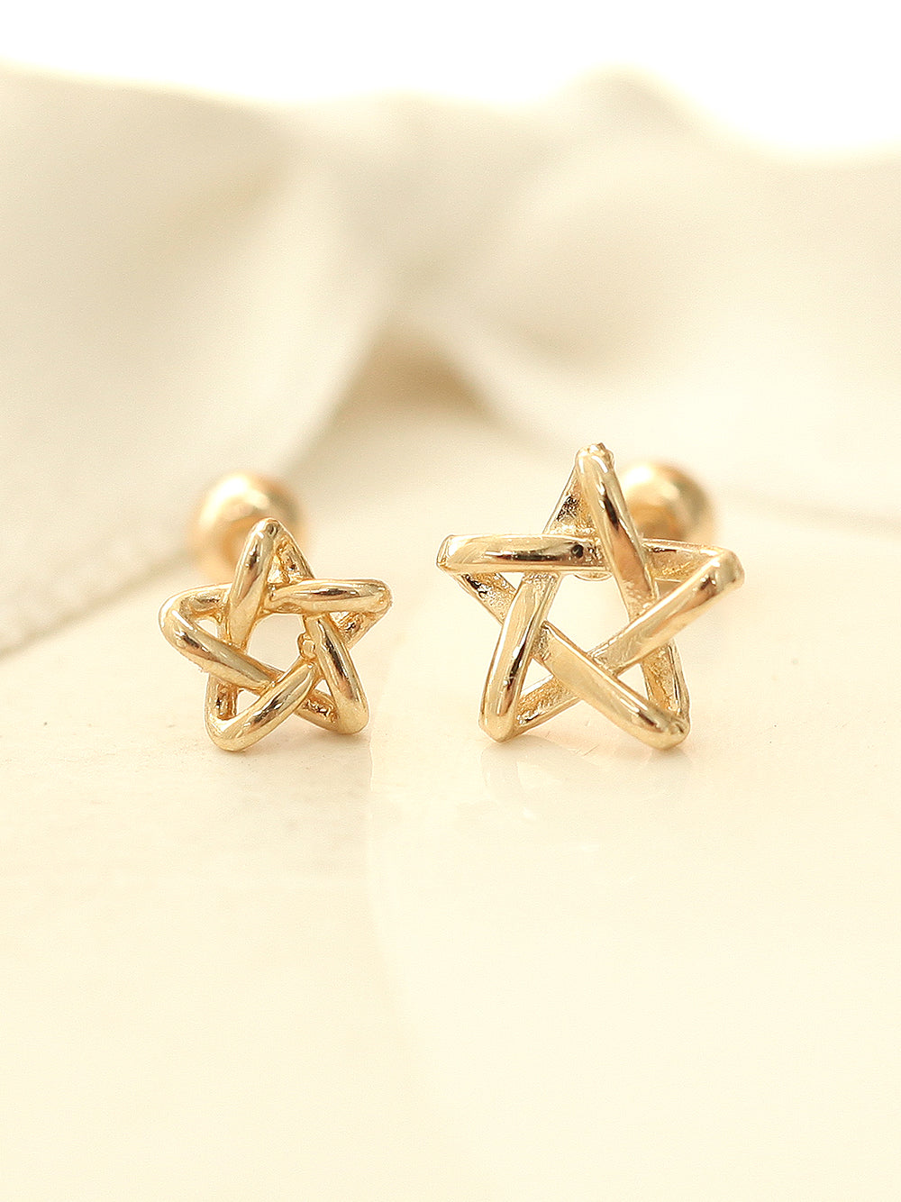 14K gold Star Point cartilage earring 20g