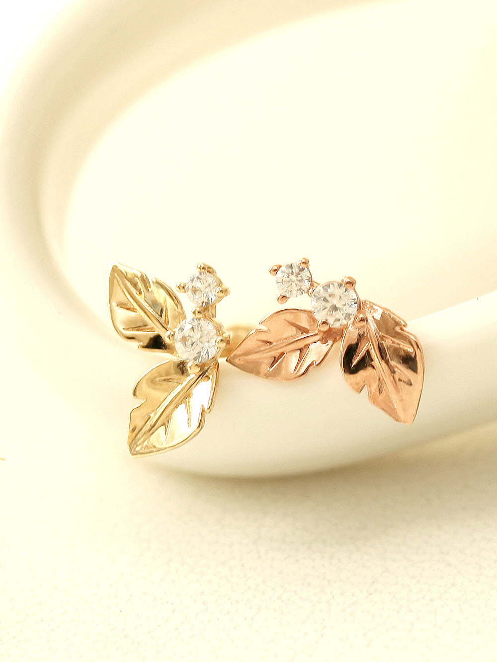 14K gold Fruit Cubic Leaf cartilage earring 20g