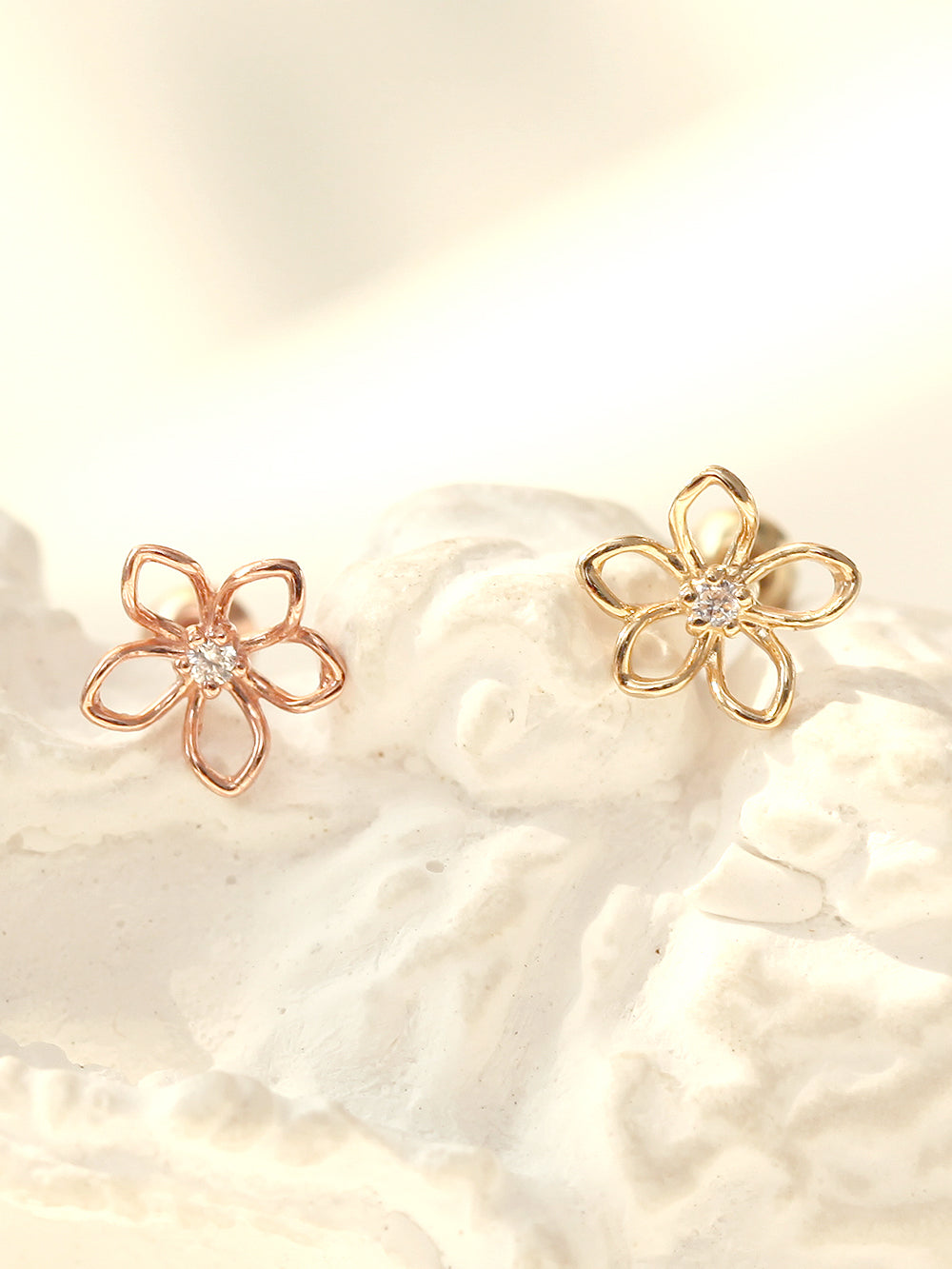 14K gold Point Cubic Daisy cartilage earring 20g