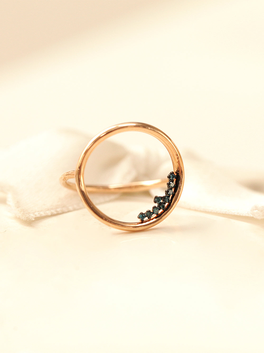 14K Gold Blue Diamond Circle Ring