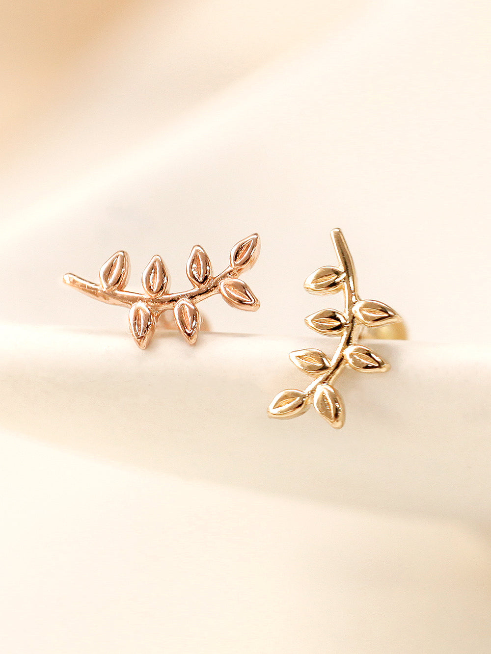 14K Gold Simple Leaf Internally Threaded Labret Piercing 18G16G