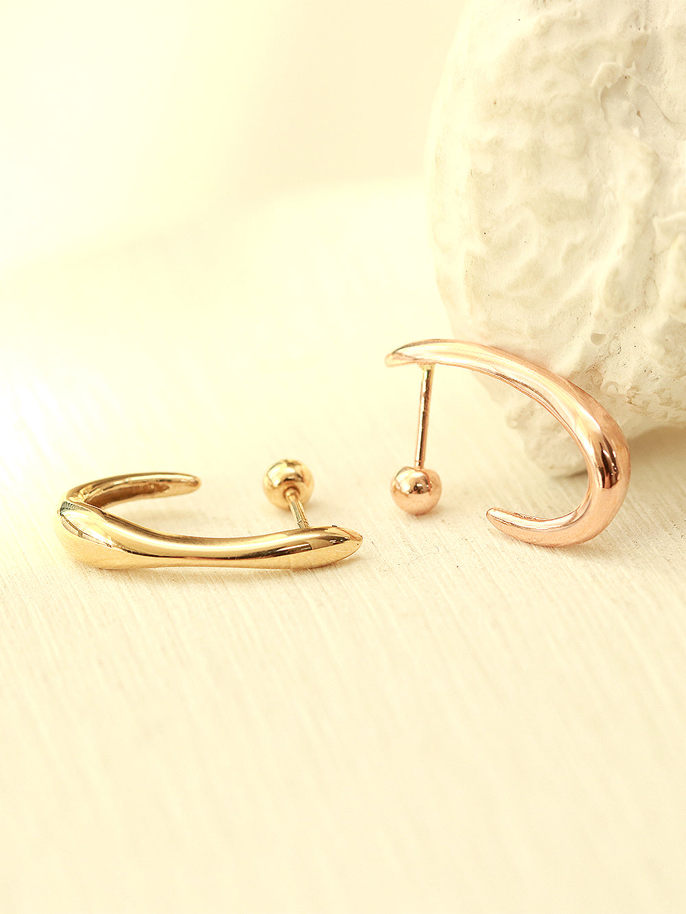 14K Gold Bold Line Cartilage Earring 20G18G